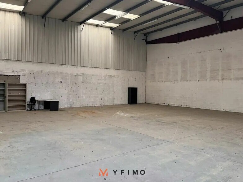 Flex in Les Mureaux for lease - Interior Photo - Image 3 of 5