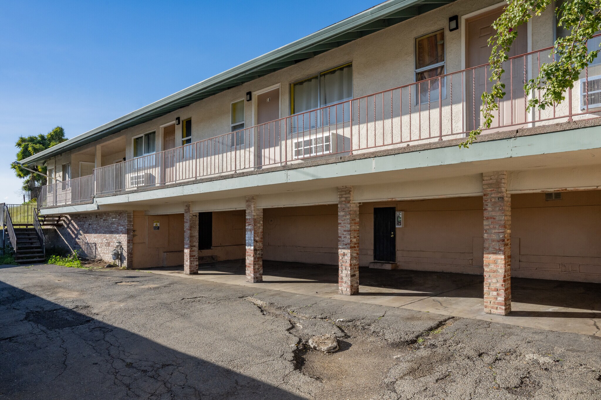 10100 MacArthur Blvd, Oakland, CA 94605 The Commodore Motel