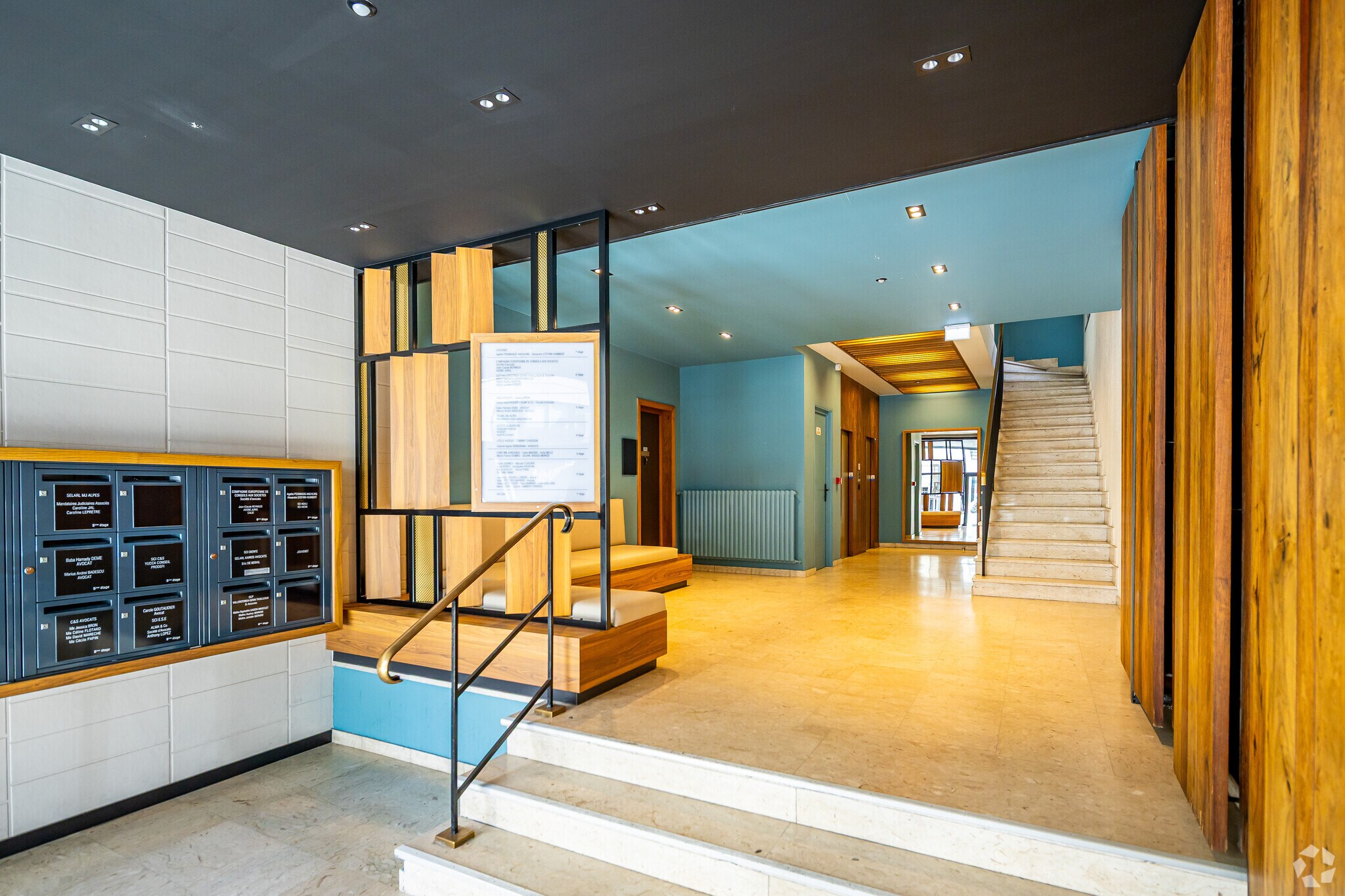 Office in Lyon for sale Interior Photo- Image 1 of 6