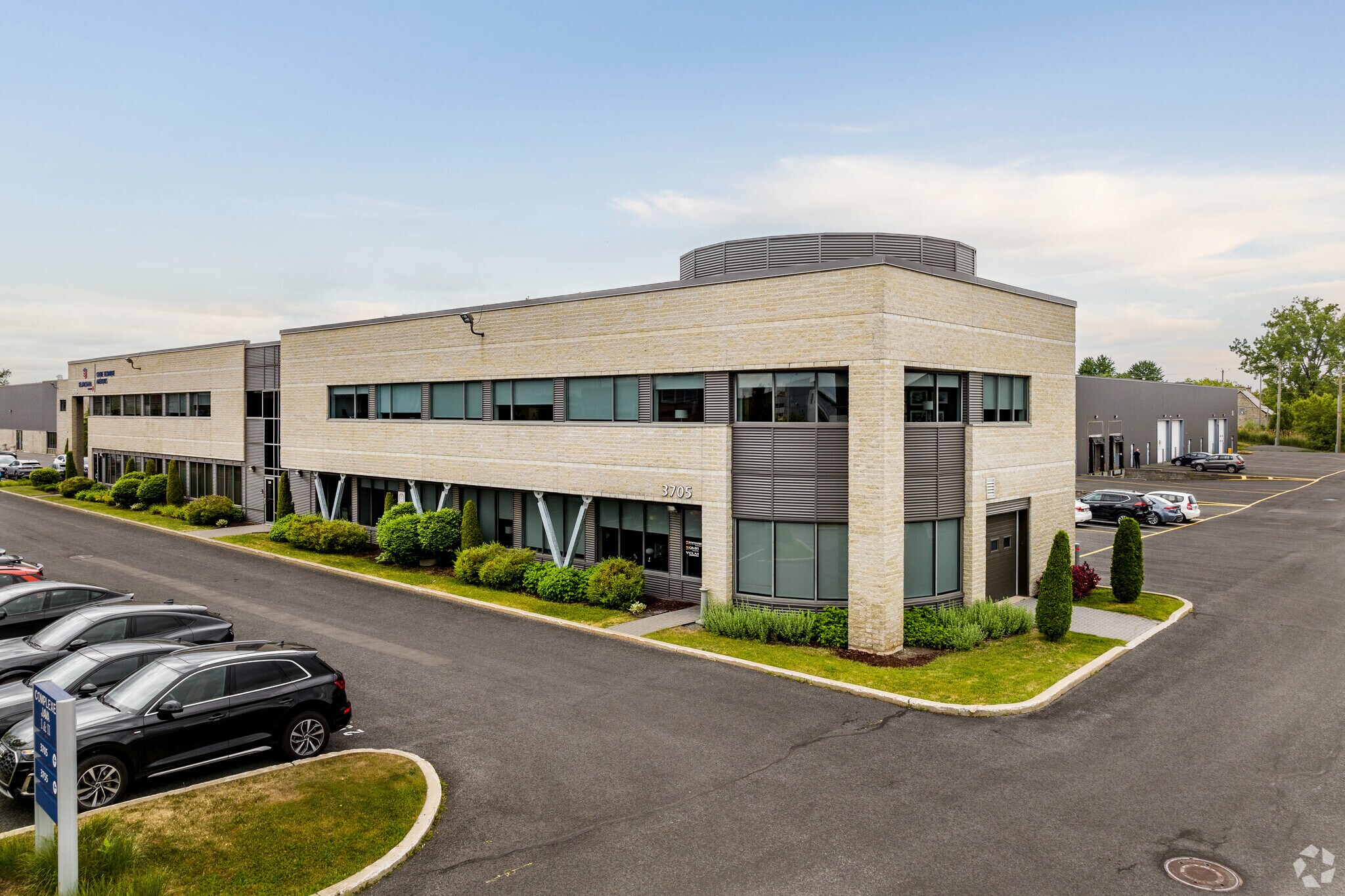3705 Pl de Java, Brossard, QC for sale Primary Photo- Image 1 of 1