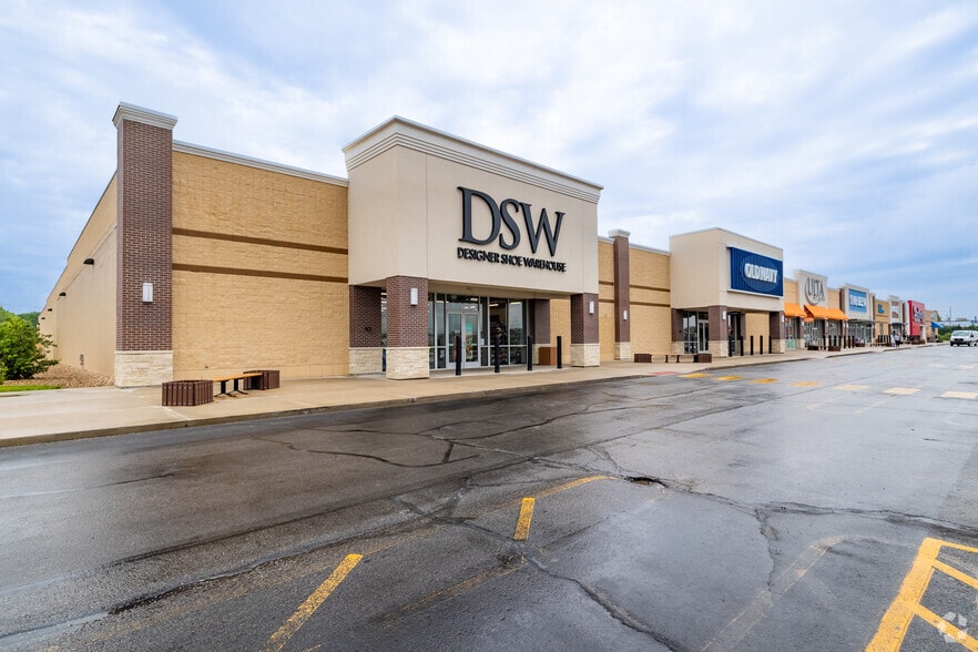 1740-1800 SW Wanamaker Rd, Topeka, KS for lease - Building Photo - Image 3 of 6