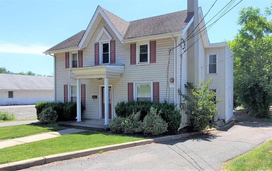 25 W Main St, Clinton, NJ 08809