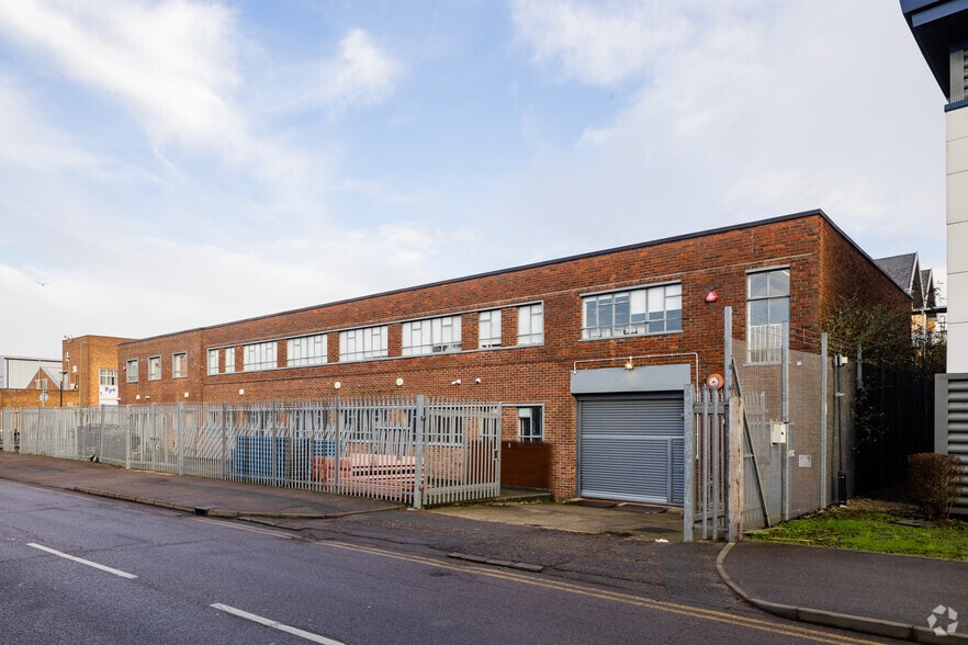 9-10 Warwick Rd, Borehamwood for lease - Primary Photo - Image 1 of 2