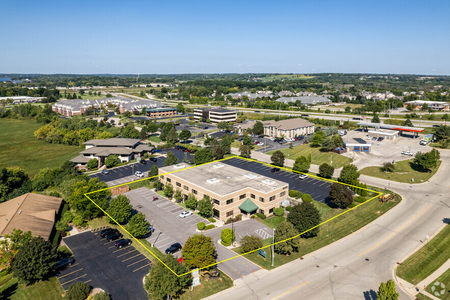 285 Forest Grove Dr, Pewaukee, WI for lease - Aerial - Image 3 of 24