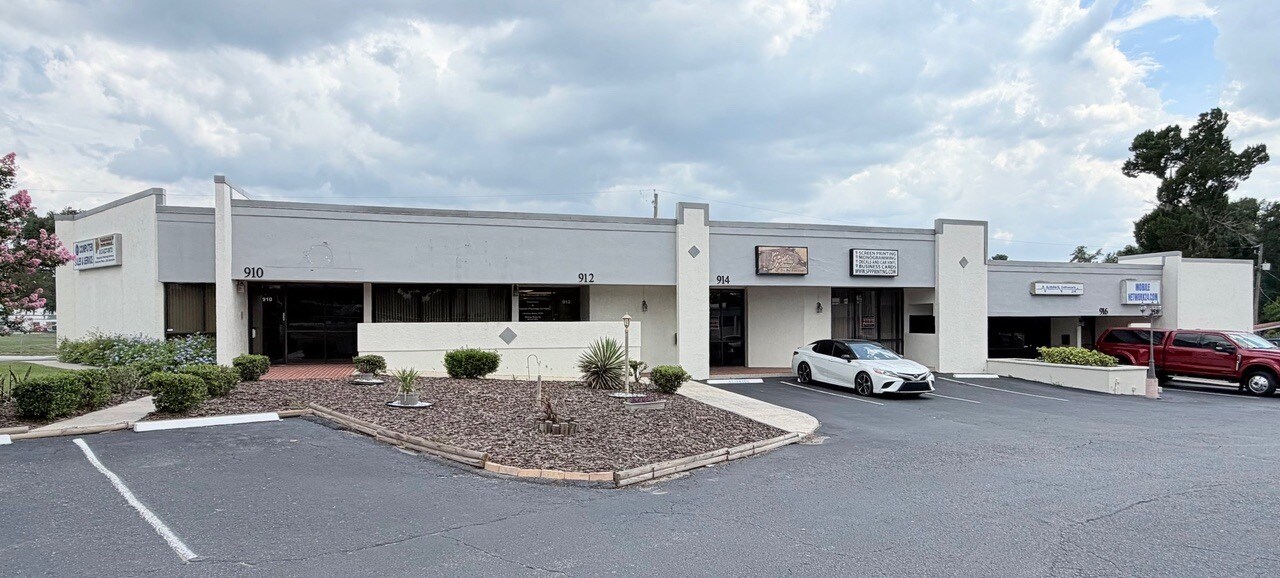 910-918 Lithia Pinecrest Rd, Brandon, FL for lease Building Photo- Image 1 of 2