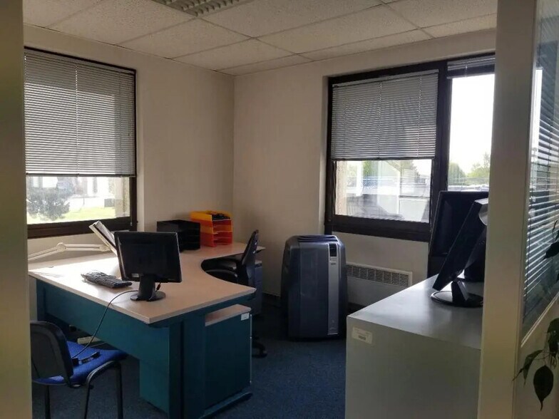 Office in Caen for lease - Building Photo - Image 3 of 6