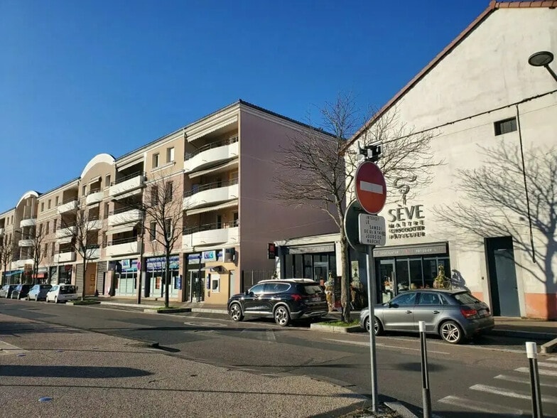 Retail in Craponne for lease - Building Photo - Image 1 of 2