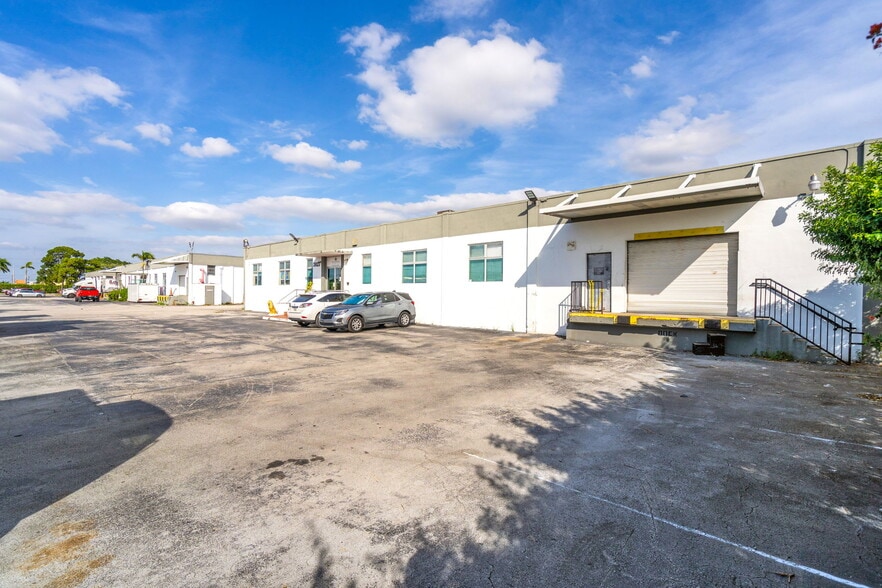 3925 E 10th Ct, Hialeah, FL for lease - Building Photo - Image 3 of 21