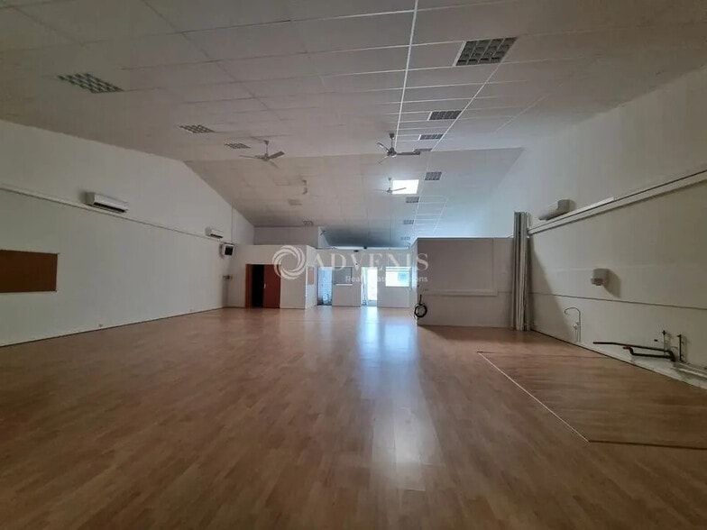 Retail in Chambray-lès-Tours for lease - Interior Photo - Image 2 of 6