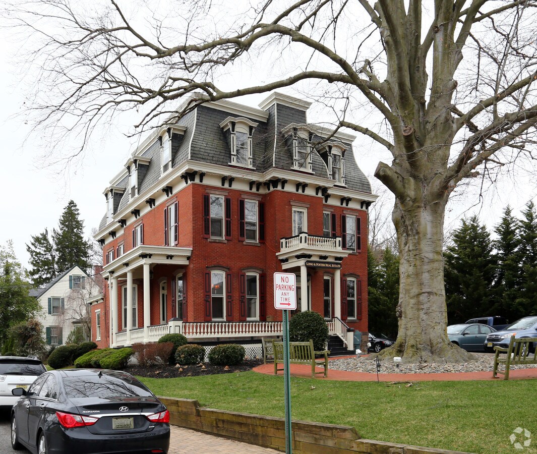 10 W Main St, Moorestown, NJ 08057