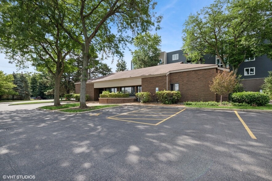 915 N Milwaukee Ave, Libertyville, IL for sale - Building Photo - Image 2 of 23
