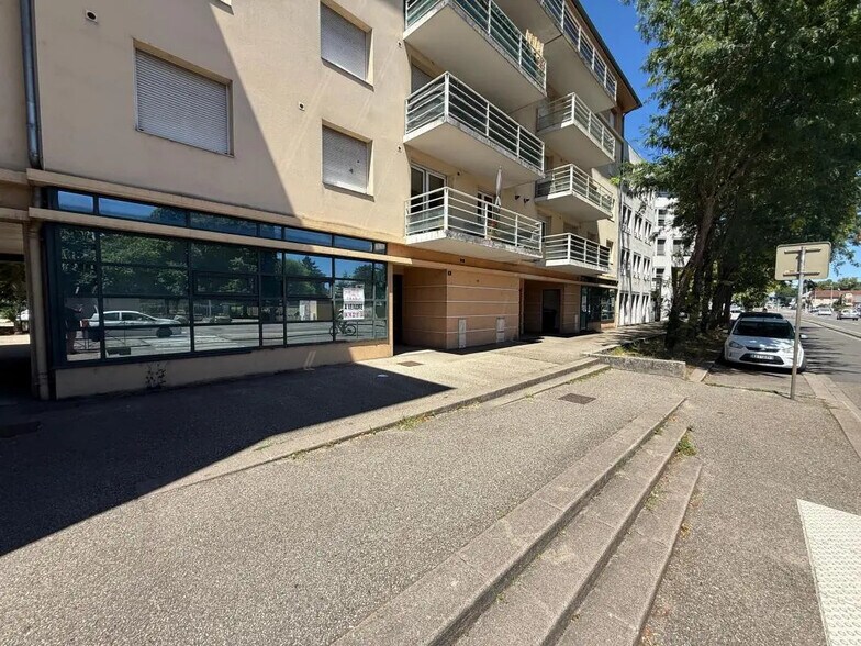 Flex in Bourg-en-Bresse for sale - Building Photo - Image 1 of 11