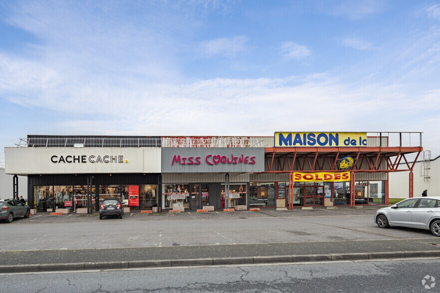 332 Rue De La Revolution Francaise, Saint-Maximin for lease - Building Photo - Image 2 of 2