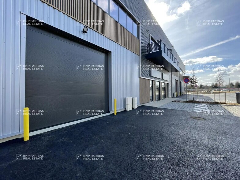 Flex in Chalifert for lease - Building Photo - Image 2 of 9