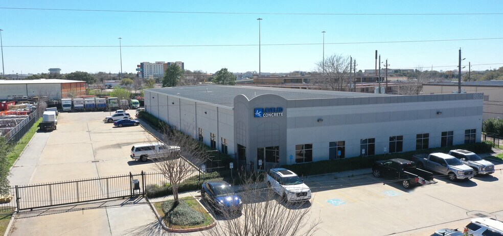 9925 Regal Row, Houston, TX for sale - Building Photo - Image 1 of 1