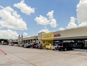 555-599 W Bay Area Blvd, Webster, TX for lease Building Photo- Image 1 of 2