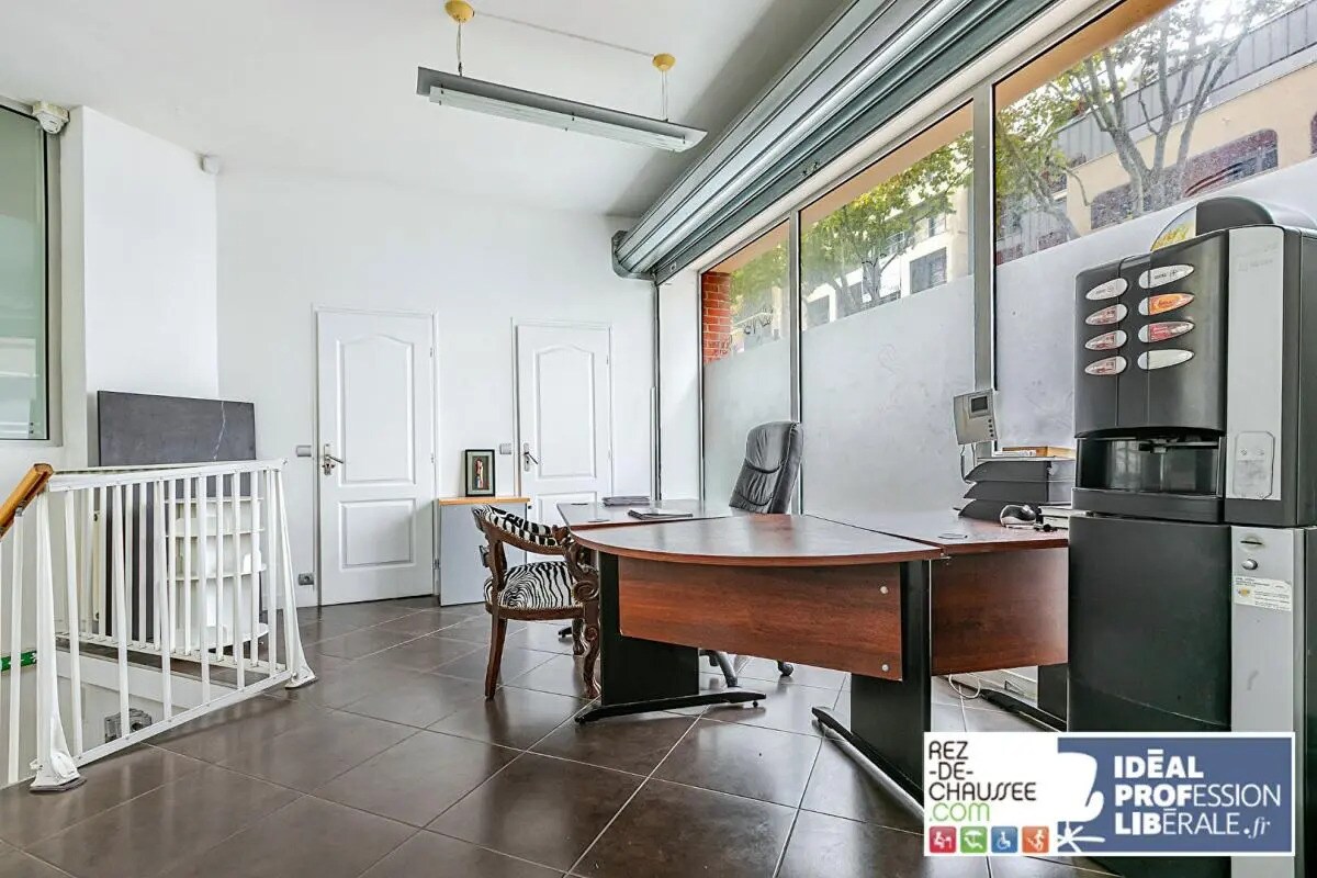 Retail in Issy-les-Moulineaux for sale Interior Photo- Image 1 of 12