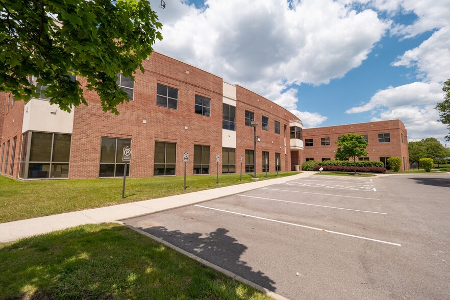 690 Taylor Rd, Gahanna, OH for lease - Building Photo - Image 2 of 8