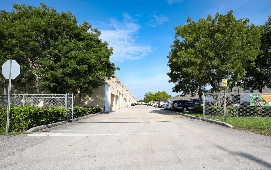 13816 SW 142nd Ave, Miami, FL for sale - Building Photo - Image 3 of 26