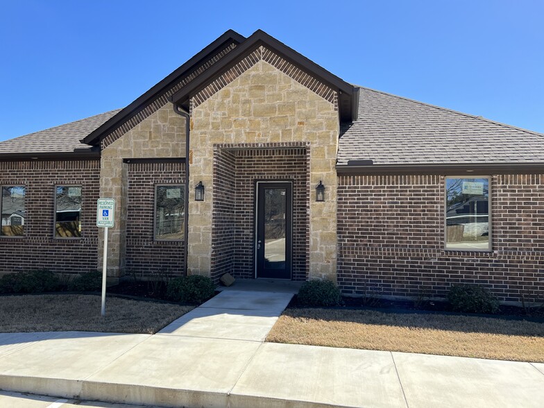 1600 Creekstone Ct, Seagoville, TX for sale - Building Photo - Image 1 of 9