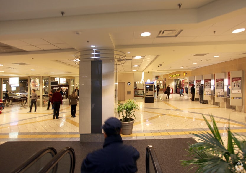 20-60 Dundas St W, Toronto, ON for lease - Interior Photo - Image 2 of 6