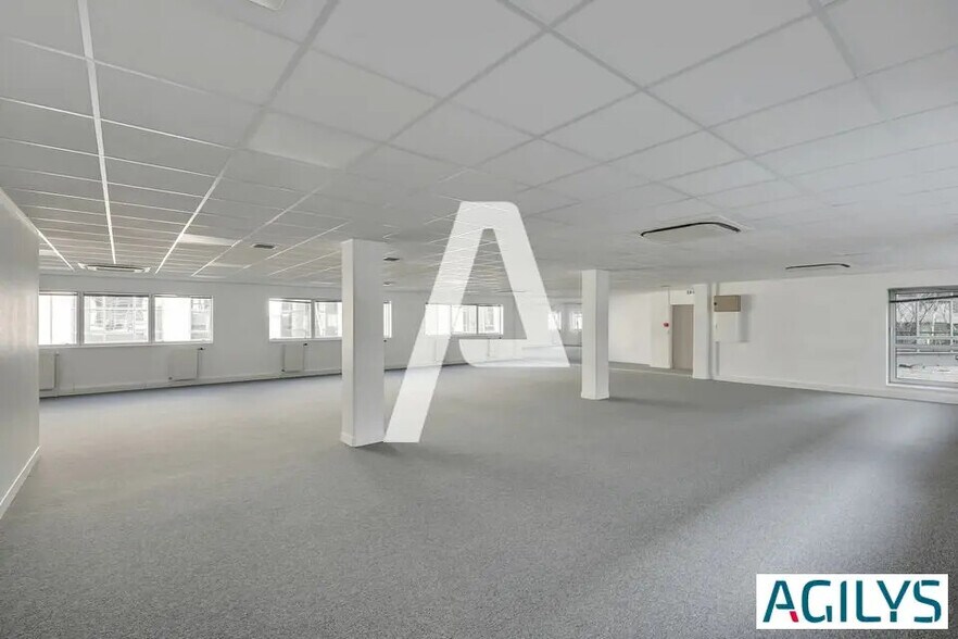 Office in Massy for lease - Interior Photo - Image 2 of 12