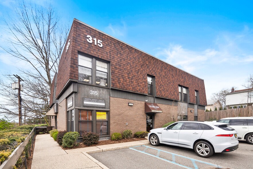 315 Cedar Ln, Teaneck, NJ for sale - Building Photo - Image 1 of 1
