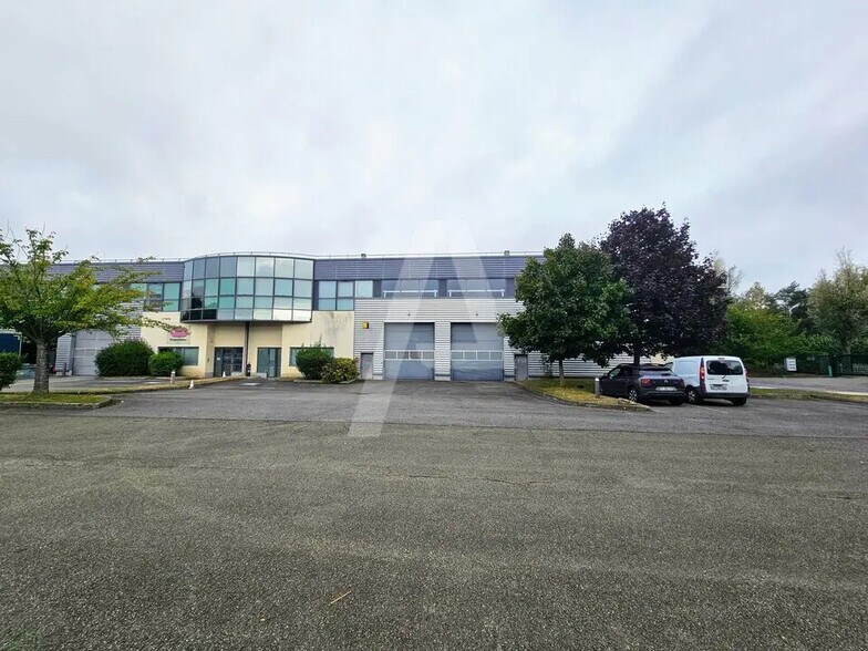 Industrial in Magny-les-Hameaux for lease - Building Photo - Image 1 of 4
