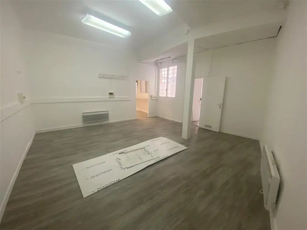 Office in Paris for lease Building Photo- Image 1 of 8