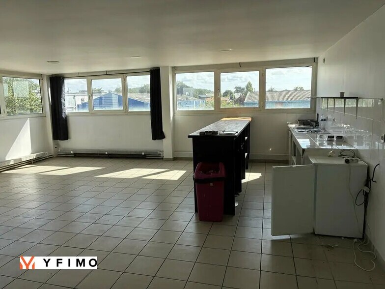 Flex in Limay for lease - Interior Photo - Image 2 of 9