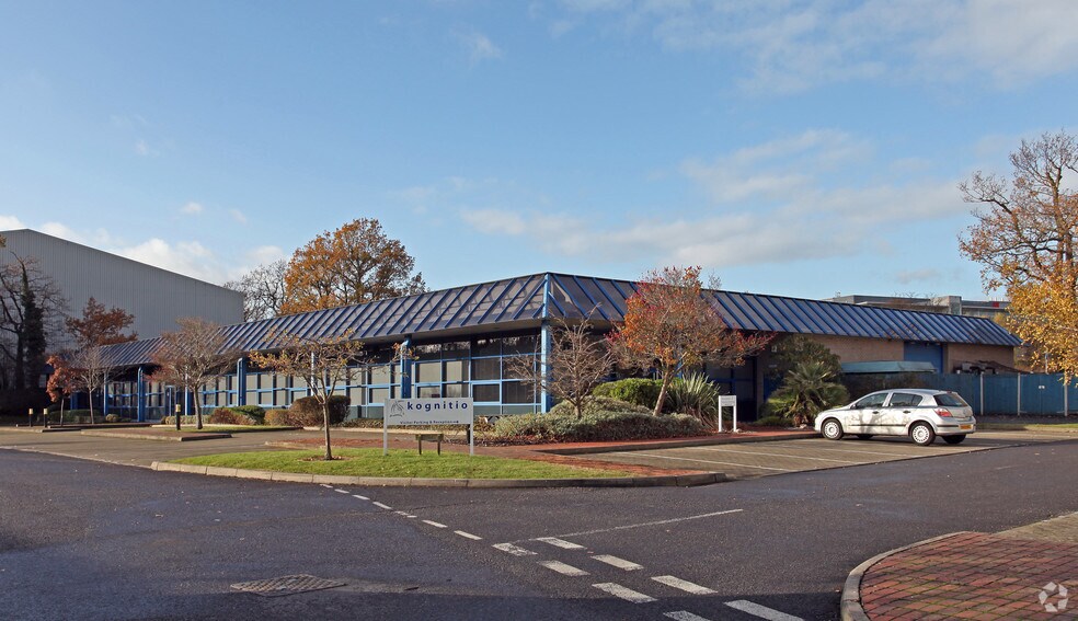 Cookham Rd, Bracknell, RG12 1RB