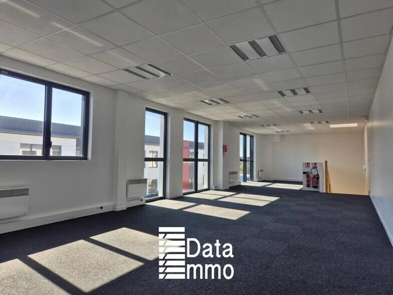 330 Avenue Marguerite Perey, Lieusaint for lease - Building Photo - Image 3 of 9