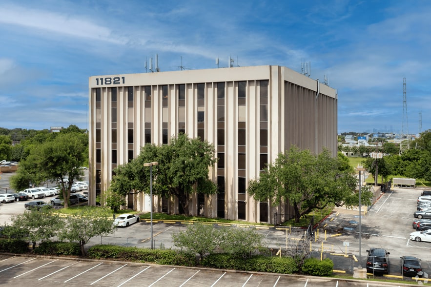 11821 E I-10 Fwy, Houston, TX for lease - Building Photo - Image 2 of 6