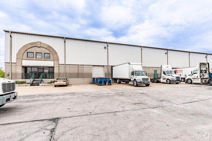 501-535 NW Parkway, Riverside, MO for lease - Building Photo - Image 3 of 8