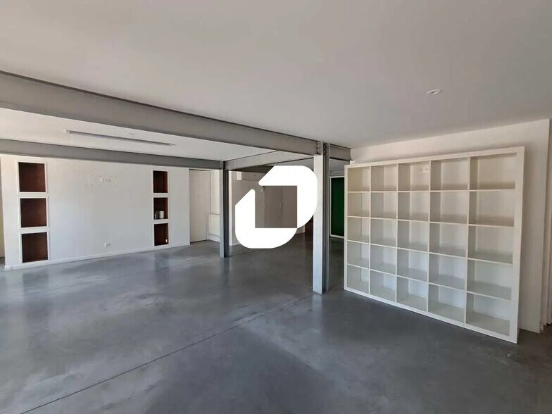 Office in Bordeaux for lease - Interior Photo - Image 2 of 9