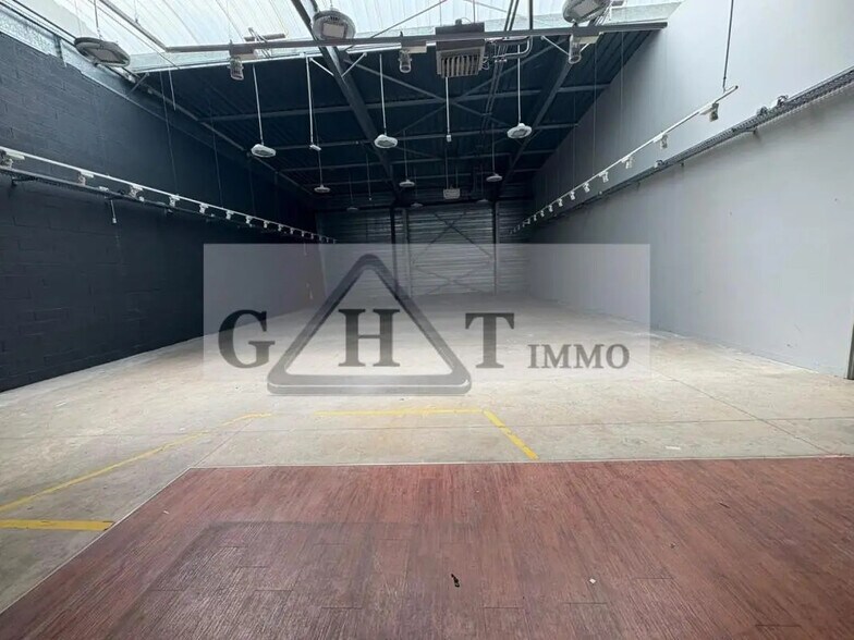 Office in Vaux-le-Pénil for lease - Interior Photo - Image 1 of 9