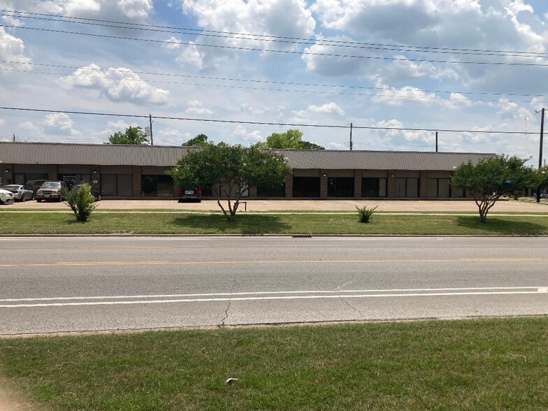2700 Finfeather Rd, Bryan, TX for sale - Building Photo - Image 2 of 2