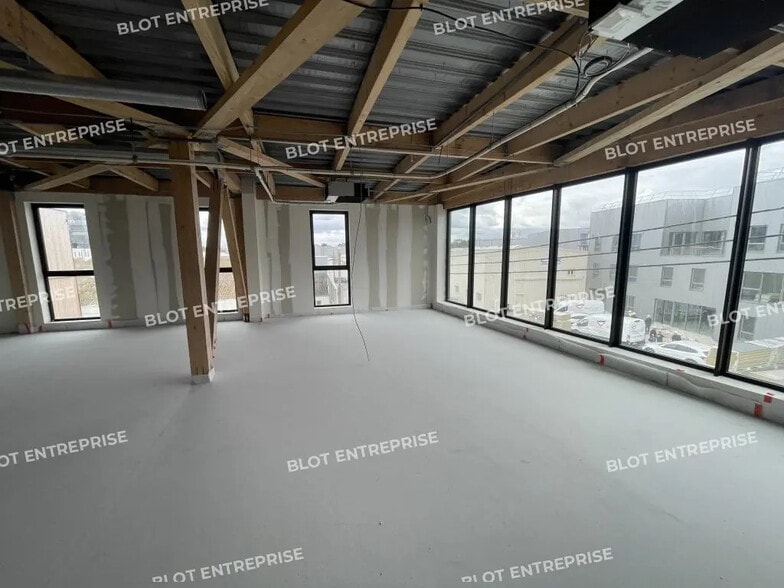 Office in Lorient for lease - Building Photo - Image 2 of 5