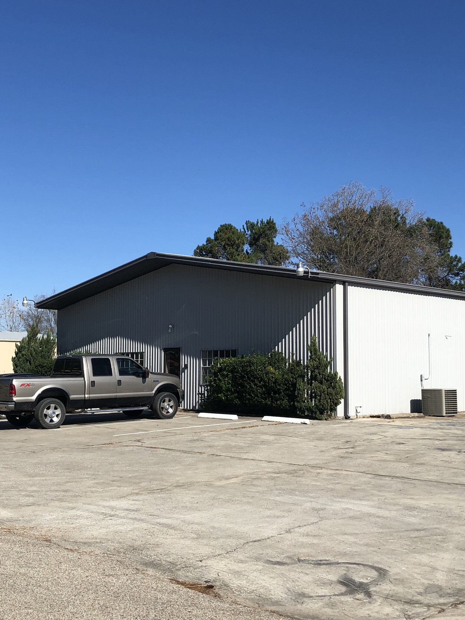 31902 Industrial Park Dr, Pinehurst, TX for lease Building Photo- Image 1 of 4