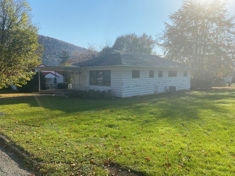 12 Walnut St, Towanda, PA for sale - Primary Photo - Image 1 of 15