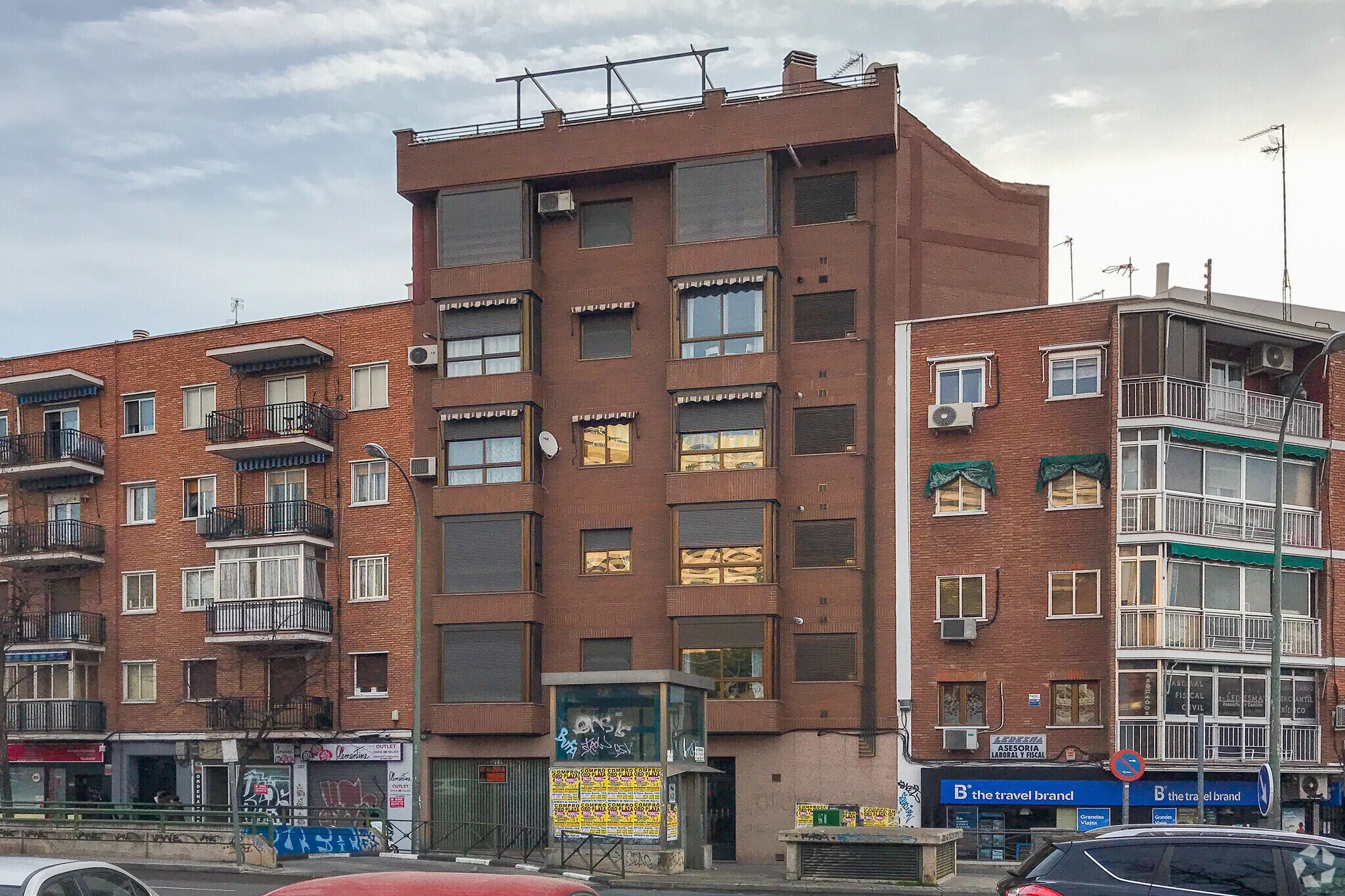 Office/Retail in Madrid, Madrid for lease Primary Photo- Image 1 of 3