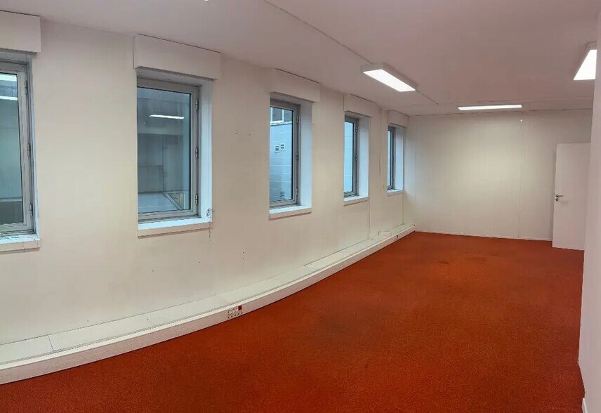 Office in Lyon for lease - Interior Photo - Image 2 of 6