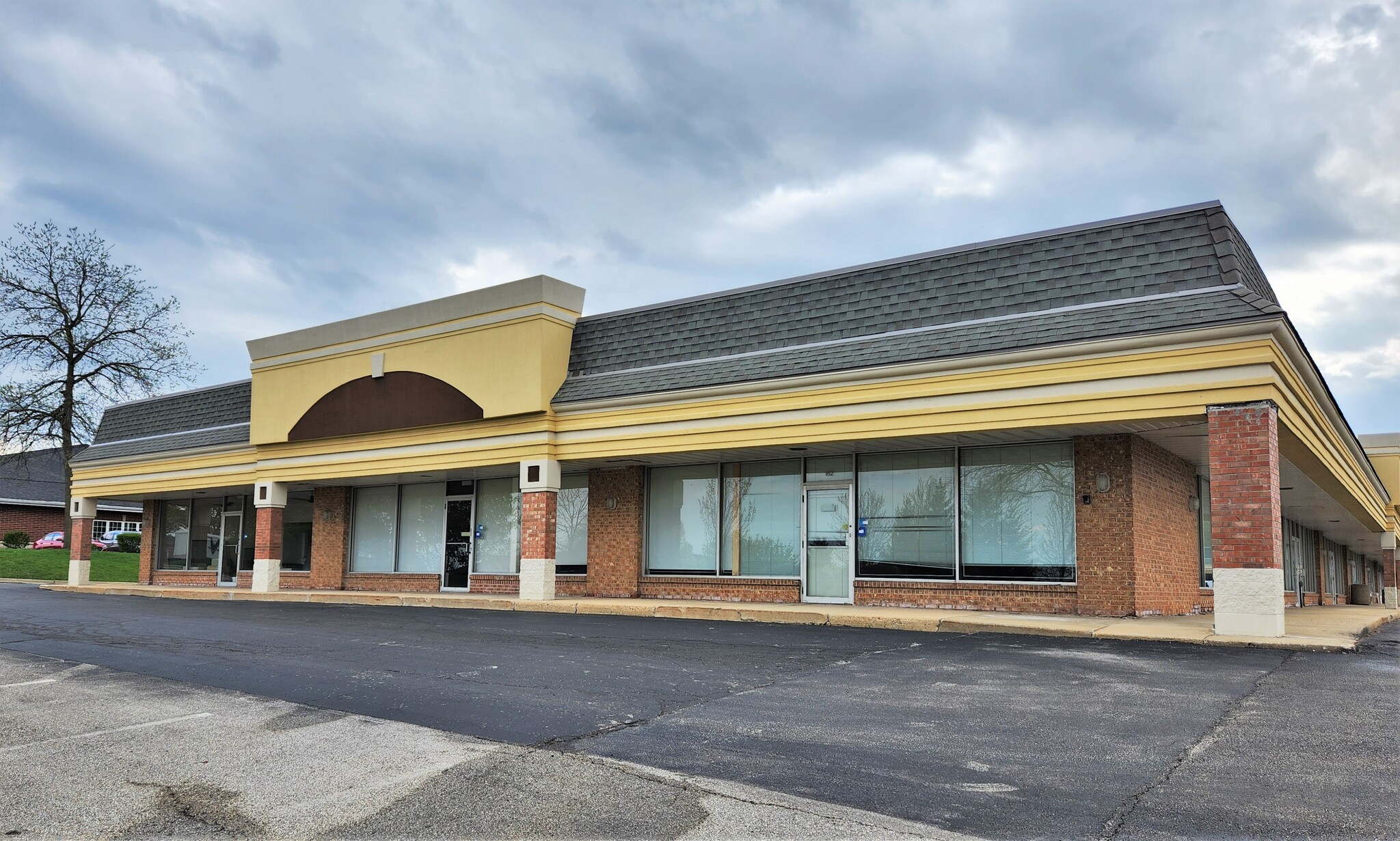 152-166 S Bloomingdale Rd, Bloomingdale, IL for lease Building Photo- Image 1 of 4