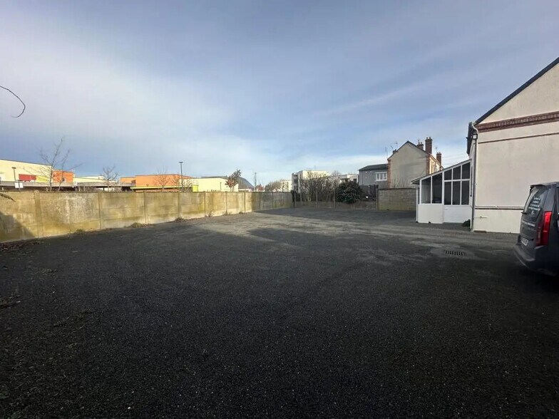 Retail in Luisant for lease - Building Photo - Image 2 of 15