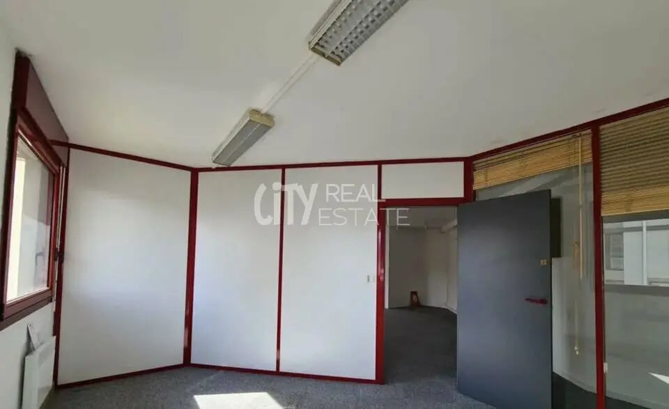 Office in Lyon for lease - Interior Photo - Image 2 of 6