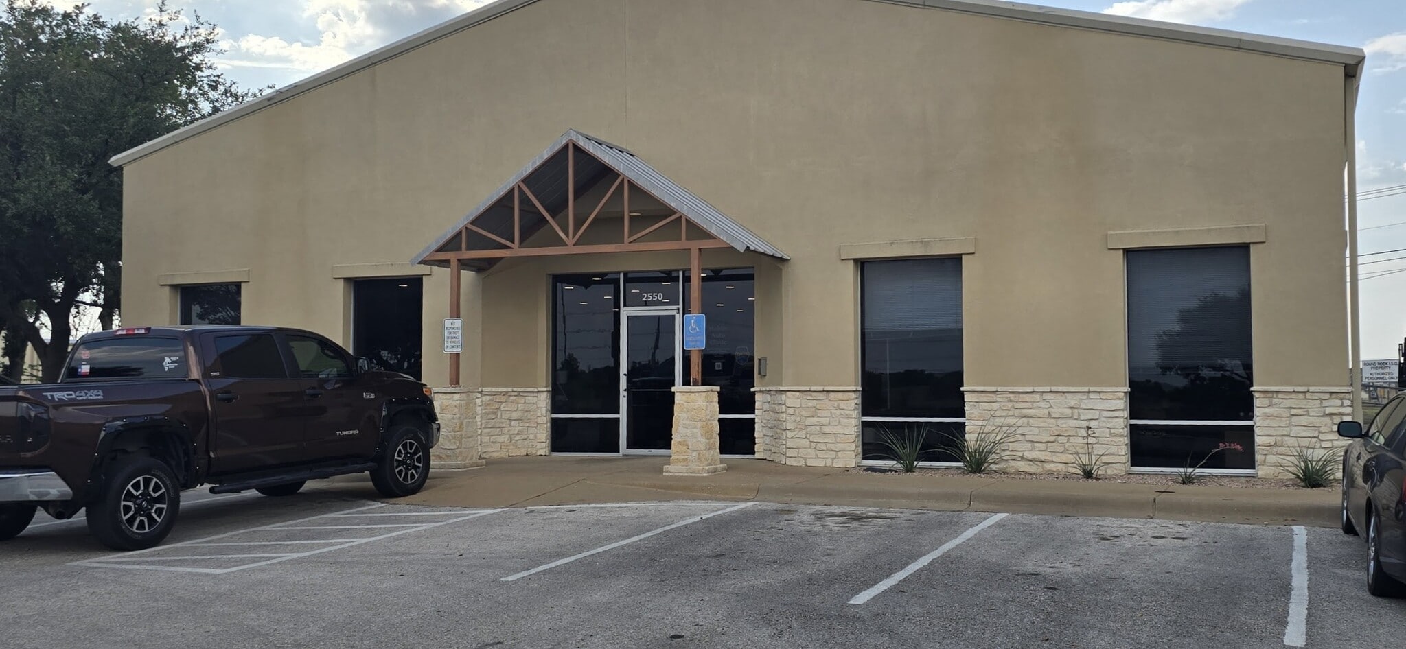 2550 E Old Settlers Blvd, Round Rock, TX for lease Building Photo- Image 1 of 7