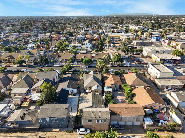 967 W 47th St, Los Angeles, CA for sale - Building Photo - Image 2 of 5