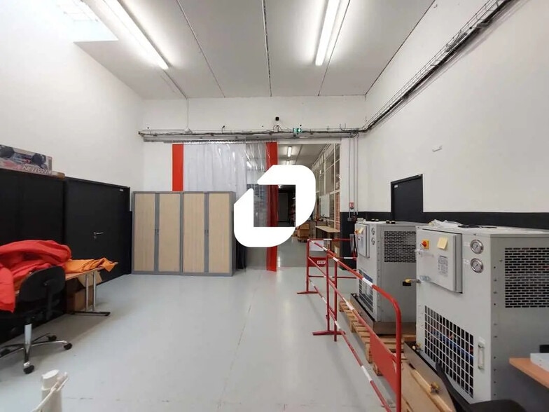 4 Rue Albert Einstein, Trappes for lease - Interior Photo - Image 1 of 11