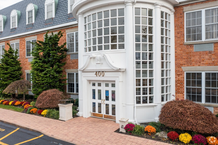 400 W Main St, Babylon, NY for lease - Building Photo - Image 3 of 9