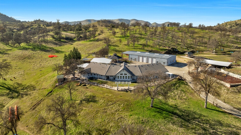 10925 Rusty Spur Ln, Clovis, CA for sale - Primary Photo - Image 1 of 21